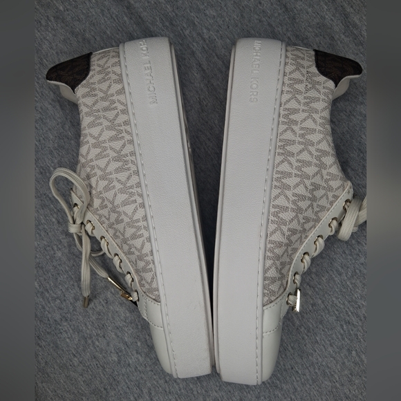 Michael Kors Women's Poppy Lace Up Vanilla Sneakers Gold MK Logo 8M - Picture 2 of 16